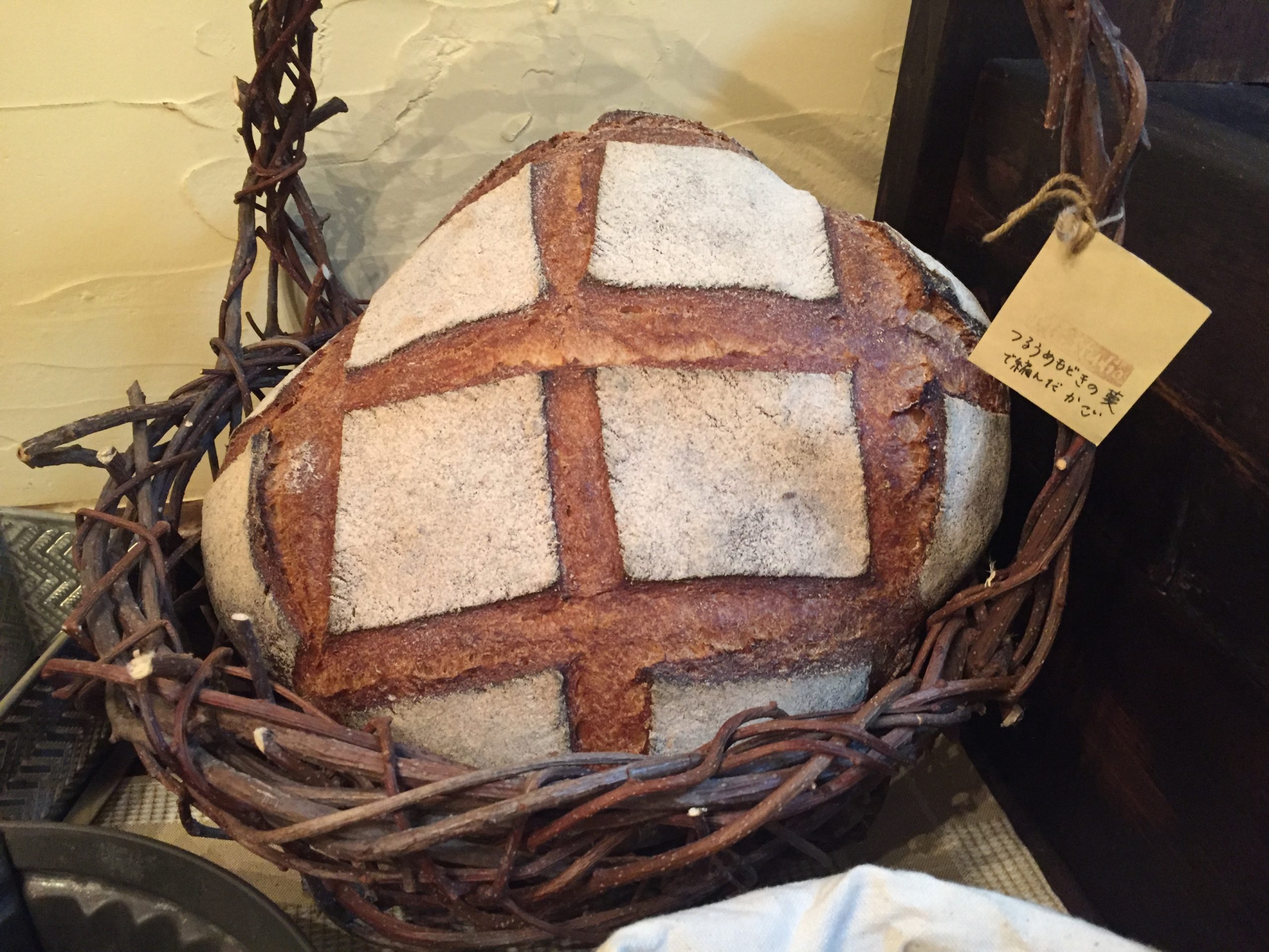 大きな大きなパン・ド・カンパーニュ(田舎パン)。 | LA MAISON DE LA